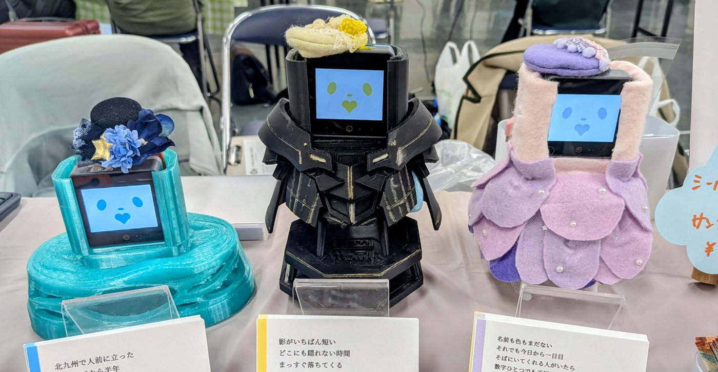 コスチュームを着たぷちてゃ・ぷちこ・ぷちる。展示のブースで